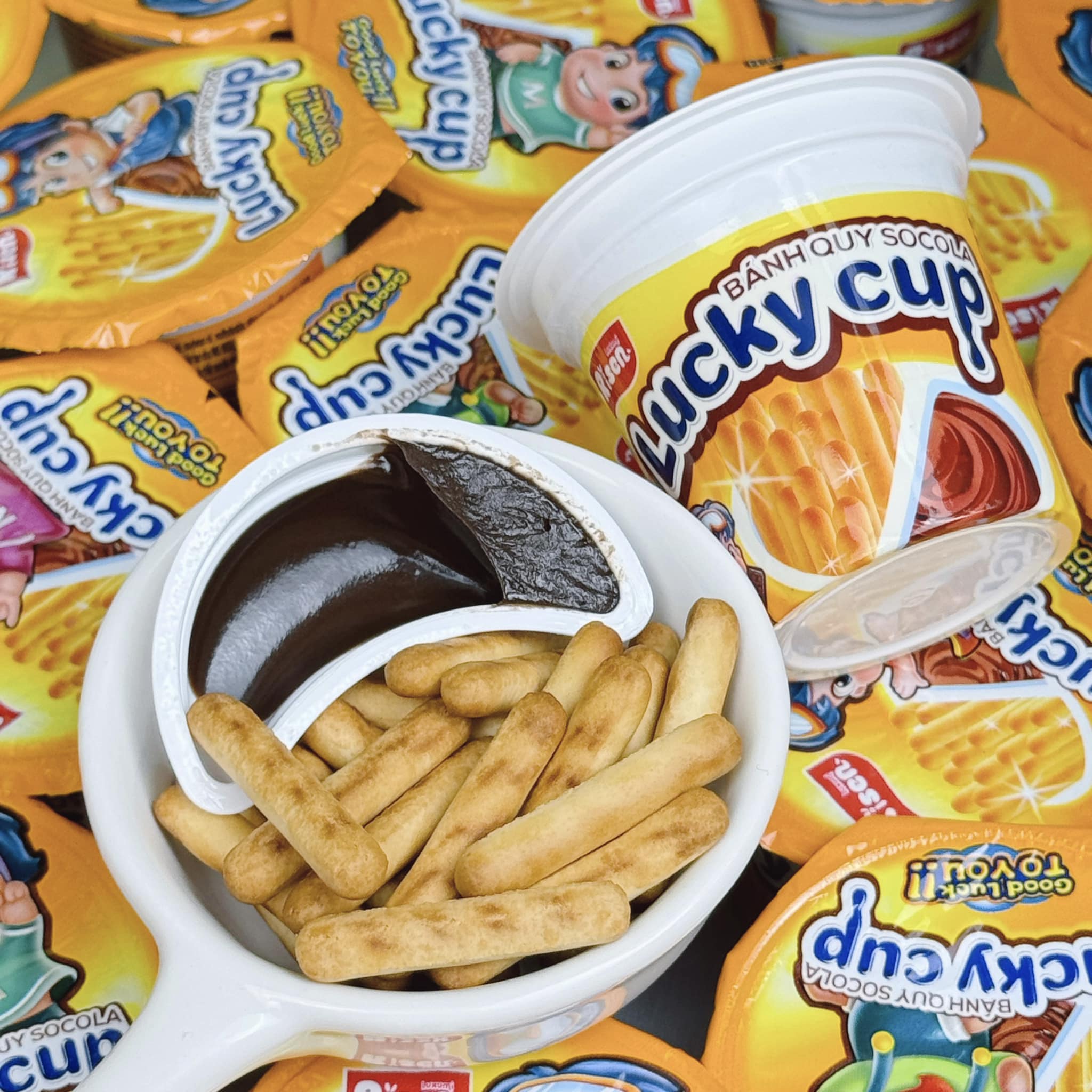 Bánh Que Chấm Socola Risen – Món Ăn Vặt Giòn Tan, Ngọt Ngào Cho Mùa Hè